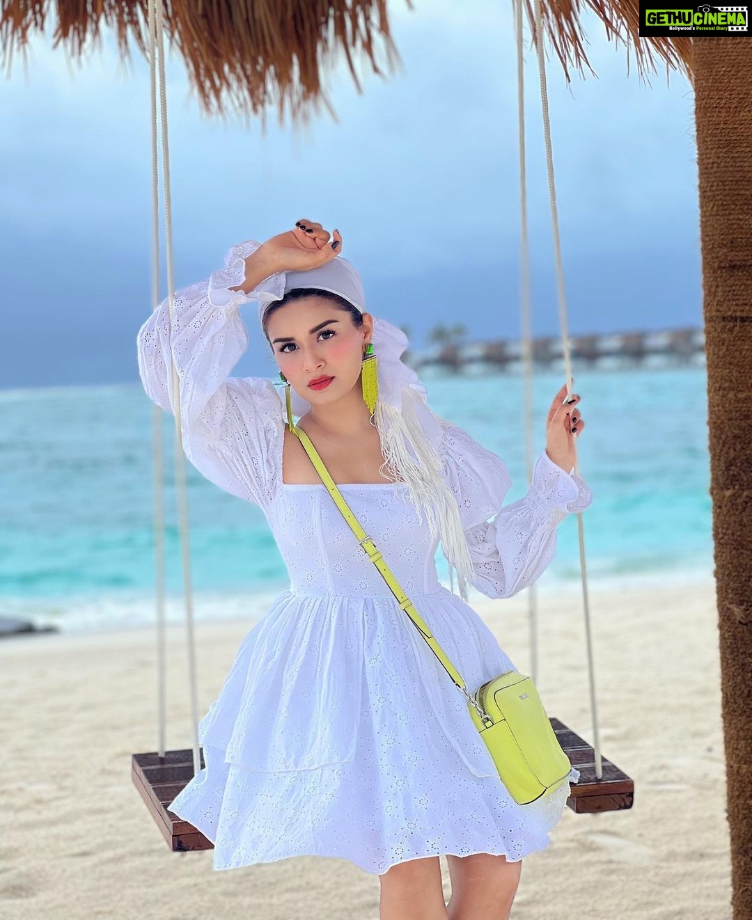 Avneet Kaur Instagram - Paradise found.🤍🥥🍁 #Maldives2022 #TravelWithAk #SeeTheWorldWithAk #Monsoon . . . . Wearing- @leaclothingco @ncstravels @emeraldmaldivesresortspa Emerald Maldives Resort & Spa