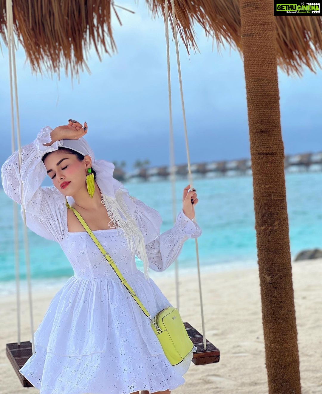 Avneet Kaur Instagram - Paradise found.🤍🥥🍁 #Maldives2022 #TravelWithAk #SeeTheWorldWithAk #Monsoon . . . . Wearing- @leaclothingco @ncstravels @emeraldmaldivesresortspa Emerald Maldives Resort & Spa