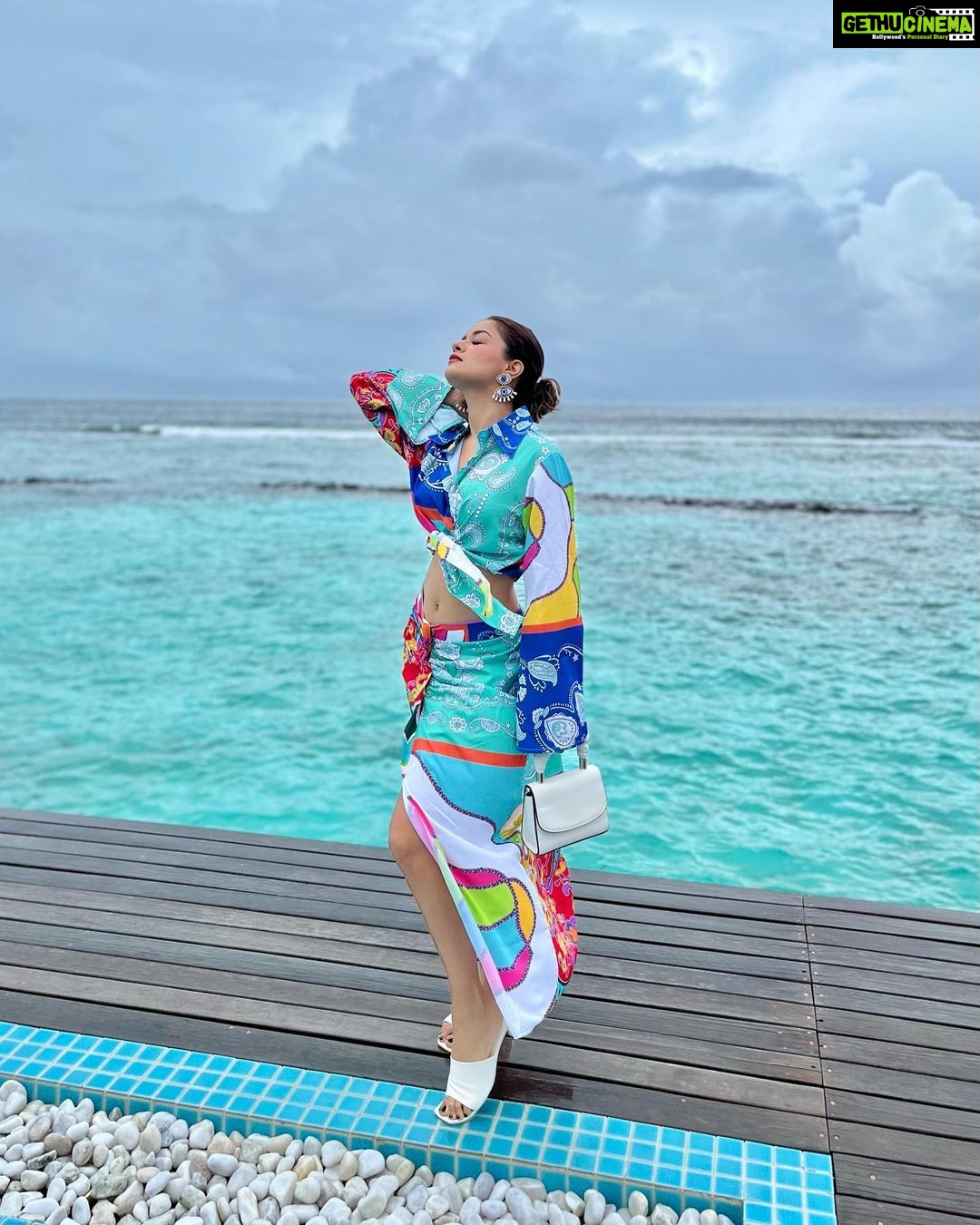 Avneet Kaur Instagram - Monsoon is here in Maldives.🌨💙🌊🐬✨ . . . . . Outfit: @styledivacouture Stylist: @styling.your.soul @ncstravels @emeraldmaldivesresortspa Emerald Maldives Resort & Spa