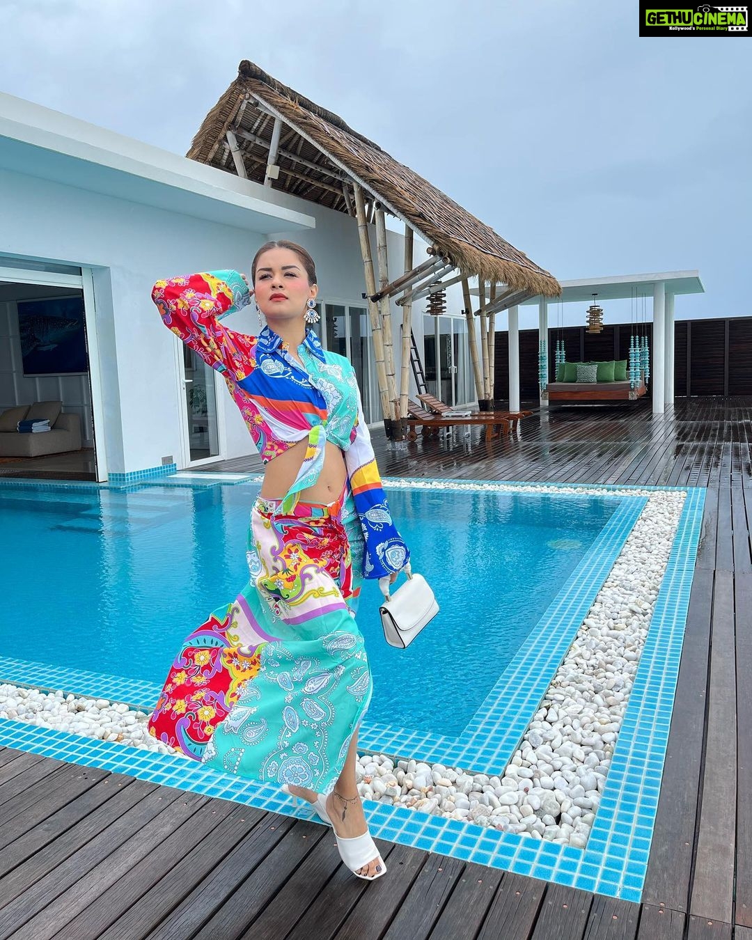 Avneet Kaur Instagram - Monsoon is here in Maldives.🌨💙🌊🐬✨ . . . . . Outfit: @styledivacouture Stylist: @styling.your.soul @ncstravels @emeraldmaldivesresortspa Emerald Maldives Resort & Spa