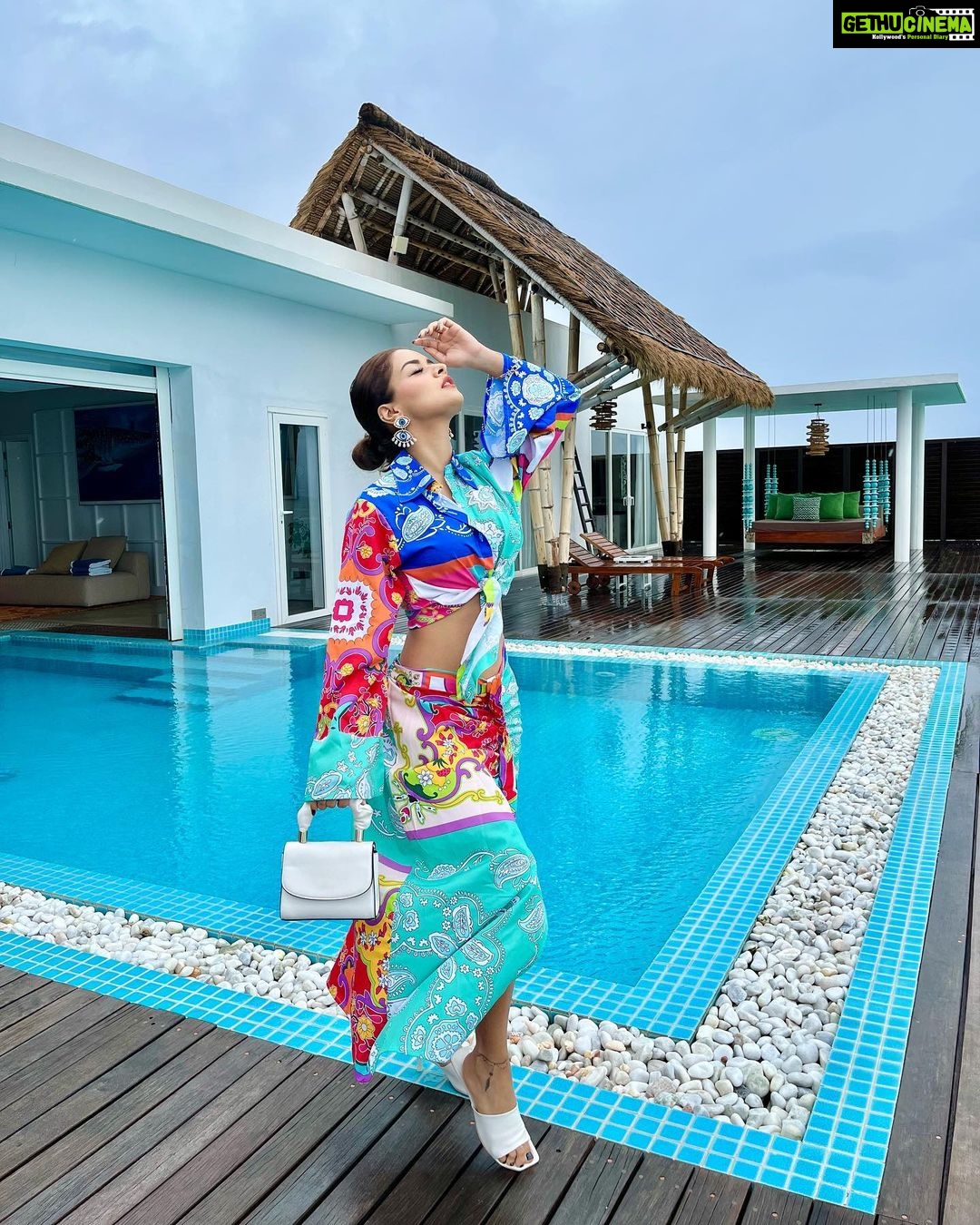 Avneet Kaur Instagram - Monsoon is here in Maldives.🌨💙🌊🐬✨ . . . . . Outfit: @styledivacouture Stylist: @styling.your.soul @ncstravels @emeraldmaldivesresortspa Emerald Maldives Resort & Spa