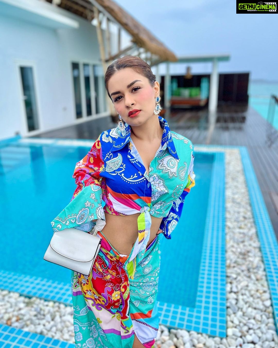 Avneet Kaur Instagram - Monsoon is here in Maldives.🌨💙🌊🐬✨ . . . . . Outfit: @styledivacouture Stylist: @styling.your.soul @ncstravels @emeraldmaldivesresortspa Emerald Maldives Resort & Spa