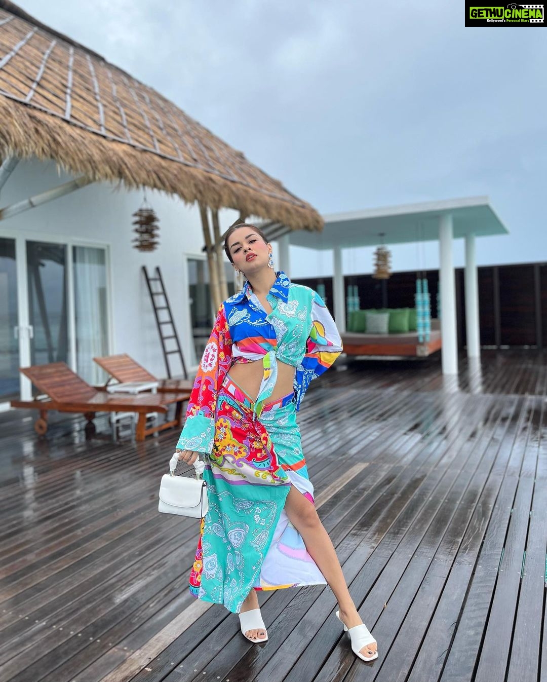 Avneet Kaur Instagram - Monsoon is here in Maldives.🌨💙🌊🐬✨ . . . . . Outfit: @styledivacouture Stylist: @styling.your.soul @ncstravels @emeraldmaldivesresortspa Emerald Maldives Resort & Spa