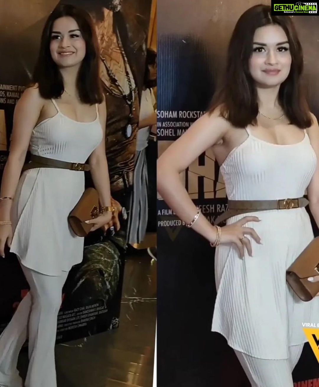 Avneet Kaur Instagram - Aww loved these picss!!π₯°π₯°β€οΈ About last night at the screening of #Dhaakad π₯ Wearing- @urbanic_in Bag- @michaelkors Belt- @louisvuitton Accessories- @swarovski @accessorizeindiaofficial @michaelkors Styled by- me ππ»ββοΈ Mumbai, Maharashtra
