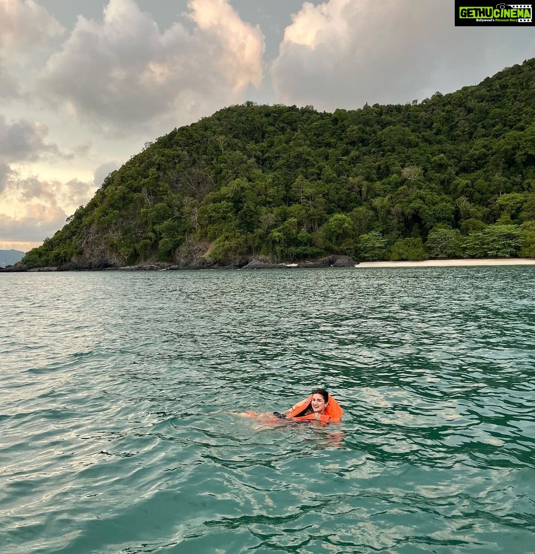 Avneet Kaur Instagram - What a beautiful experience was this! In the middle of the sea. And the sun setting right in front of meβ¦.ππ
β₯οΈπ§π»ββοΈ #phuket #thailand #newadventures Phuket, Thailand