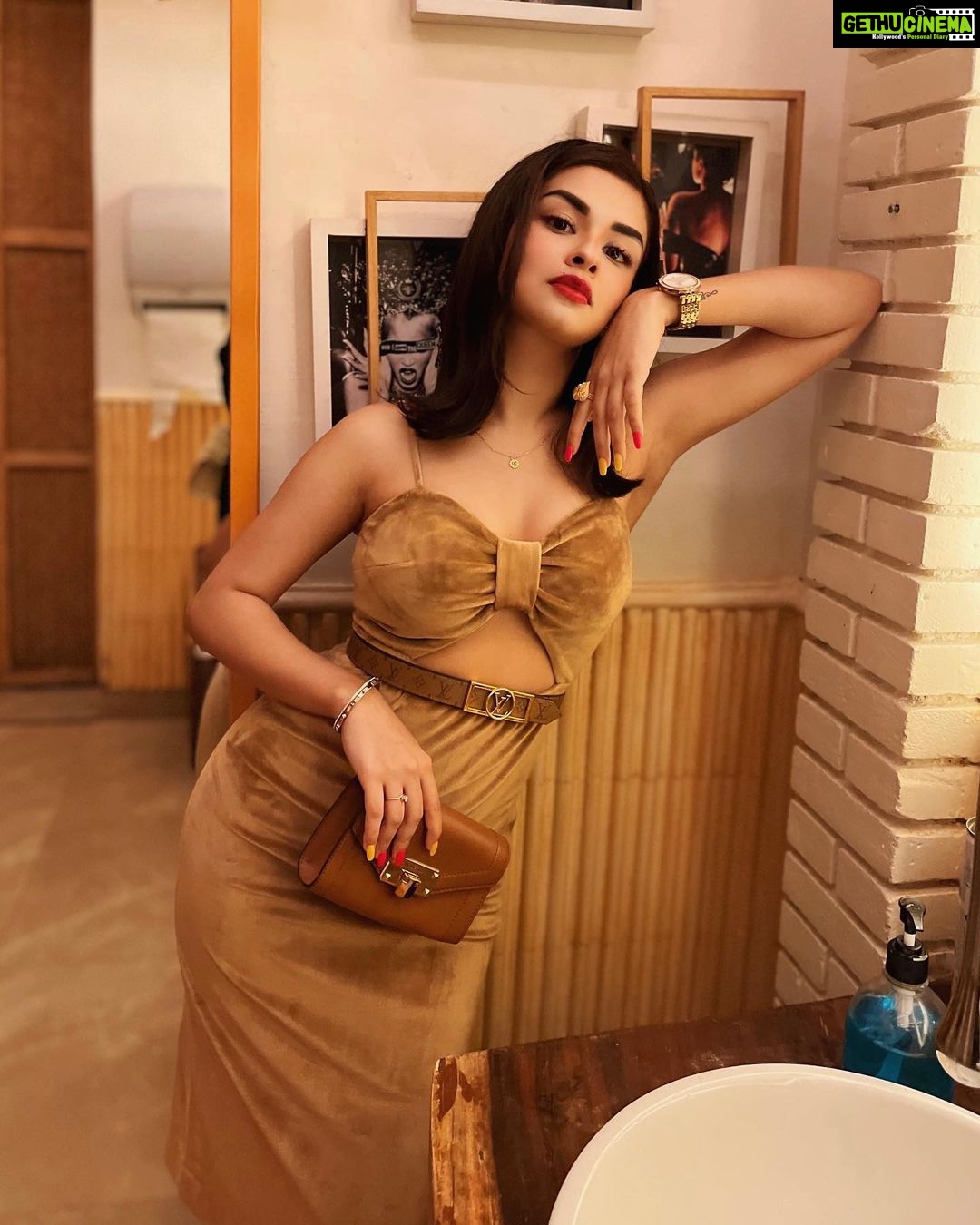 Avneet Kaur Instagram - Keep it simple, elegant but significant!🤎💫 #ootn 📸- @krupalakhanii.16 Wearing- @kostume_county Styled by- @neelangi_johari Bag- @michaelkors Belt- @louisvuitton Heels- @ceriz_fashion Jewellery- @michaelkors @accessorize @swarovski Hair- @sonal.9 Bastian worli