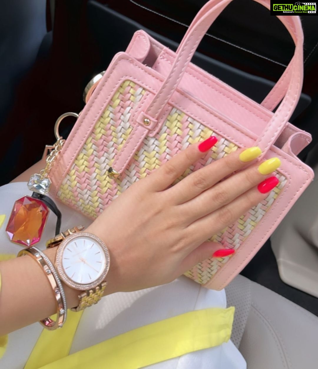 Avneet Kaur Instagram - Current vibe.💗💛🤍❤️ #somenailinspo #summernails Mumbai, Maharashtra