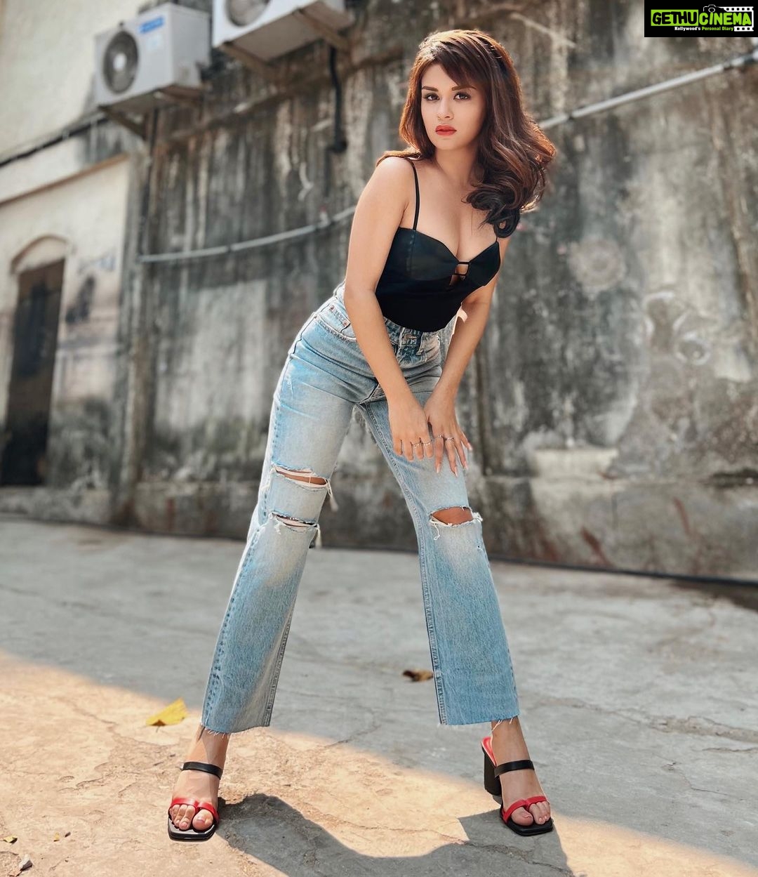 Avneet Kaur Instagram - All the drama, boy, it’s overkill.🖤⚡️ 📸- @loveleen_makeupandhair Filmistan