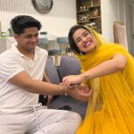 Avneet Kaur Instagram - Raksha Bandhan 2022 ❤️ Ps- look at the last pictures to see how maalamaal I’m now!🤓😂 📸- @krupalakhanii.16 (event covered by)