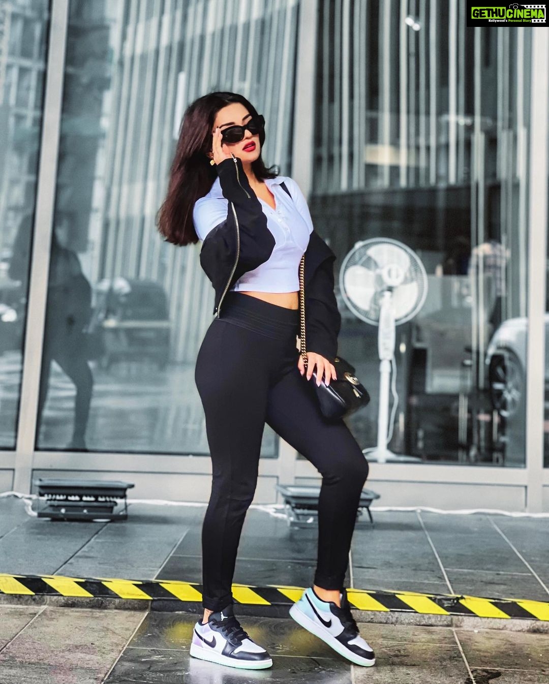 Avneet Kaur Instagram - I wore this outfit yesterday but I’m going different places today… So it’s okay!🖤 #ootd Top- @baesic_world Pants- @zara Jacket- @hm Shoes- @nike Bag- @gucci Shades- @versace 📸- @krupalakhanii.16 Mumbai, Maharashtra