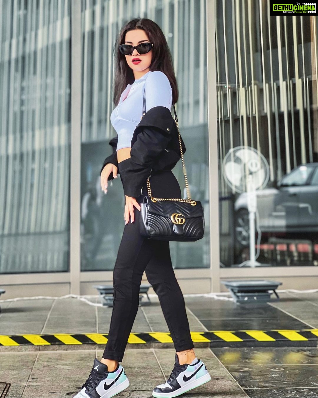 Avneet Kaur Instagram - I wore this outfit yesterday but I’m going different places today… So it’s okay!🖤 #ootd Top- @baesic_world Pants- @zara Jacket- @hm Shoes- @nike Bag- @gucci Shades- @versace 📸- @krupalakhanii.16 Mumbai, Maharashtra
