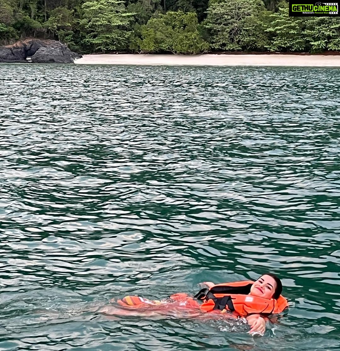 Avneet Kaur Instagram - What a beautiful experience was this! In the middle of the sea. And the sun setting right in front of meβ¦.ππ
β₯οΈπ§π»ββοΈ #phuket #thailand #newadventures Phuket, Thailand