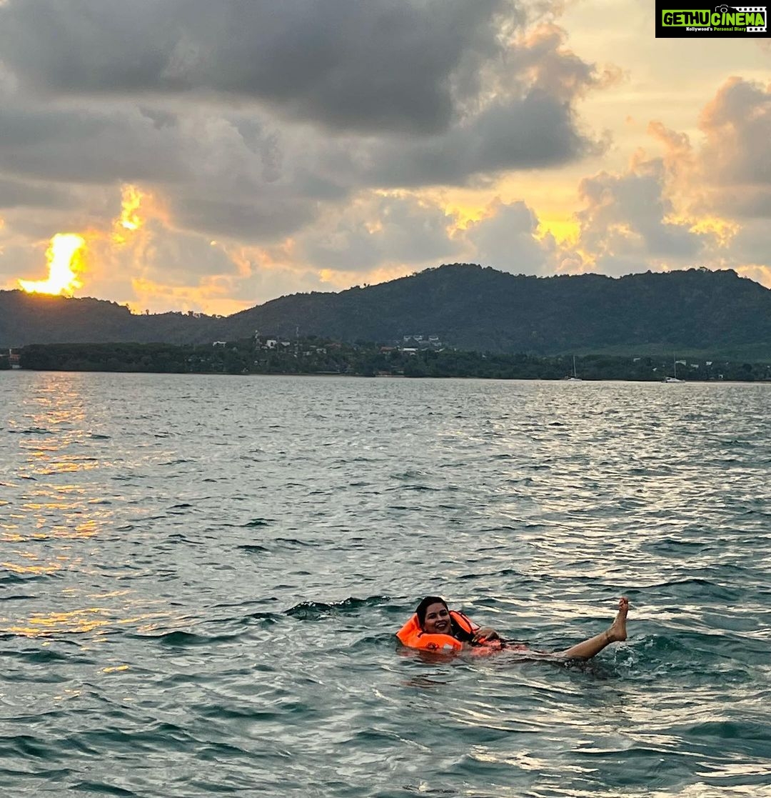 Avneet Kaur Instagram - What a beautiful experience was this! In the middle of the sea. And the sun setting right in front of meβ¦.ππ
β₯οΈπ§π»ββοΈ #phuket #thailand #newadventures Phuket, Thailand