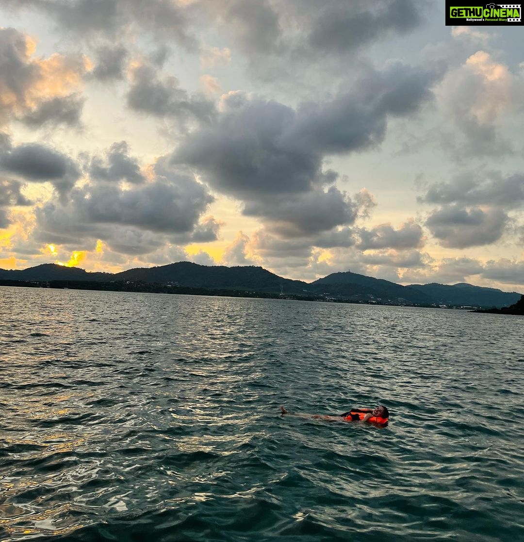 Avneet Kaur Instagram - What a beautiful experience was this! In the middle of the sea. And the sun setting right in front of meβ¦.ππ
β₯οΈπ§π»ββοΈ #phuket #thailand #newadventures Phuket, Thailand