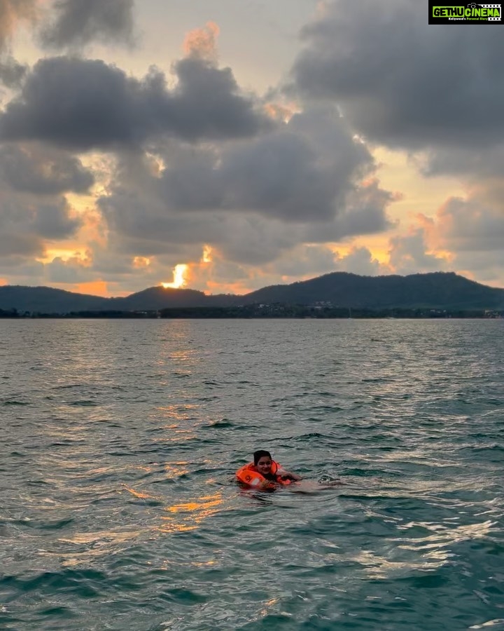 Avneet Kaur Instagram - What a beautiful experience was this! In the middle of the sea. And the sun setting right in front of meβ¦.ππ
β₯οΈπ§π»ββοΈ #phuket #thailand #newadventures Phuket, Thailand