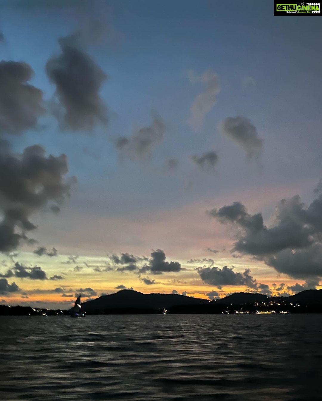 Avneet Kaur Instagram - What a beautiful experience was this! In the middle of the sea. And the sun setting right in front of meβ¦.ππ
β₯οΈπ§π»ββοΈ #phuket #thailand #newadventures Phuket, Thailand
