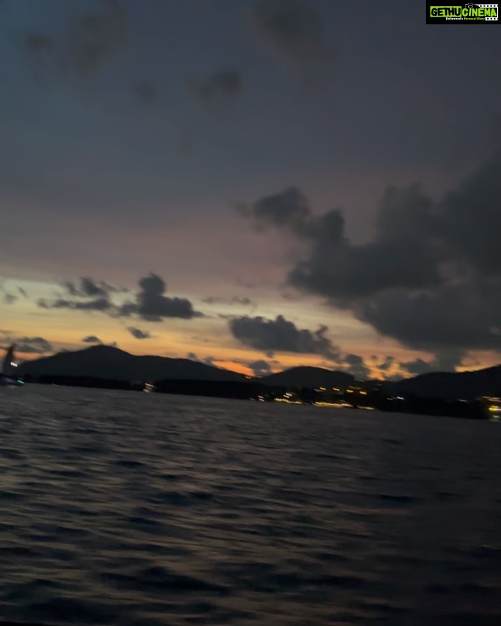 Avneet Kaur Instagram - What a beautiful experience was this! In the middle of the sea. And the sun setting right in front of meβ¦.ππ
β₯οΈπ§π»ββοΈ #phuket #thailand #newadventures Phuket, Thailand