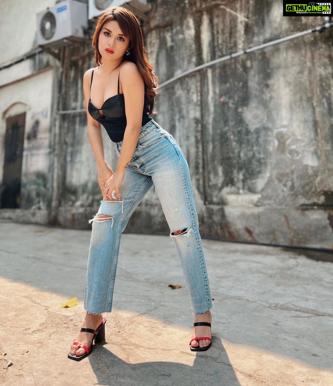 Avneet Kaur Instagram - All the drama, boy, it’s overkill.🖤⚡️ 📸- @loveleen_makeupandhair Filmistan