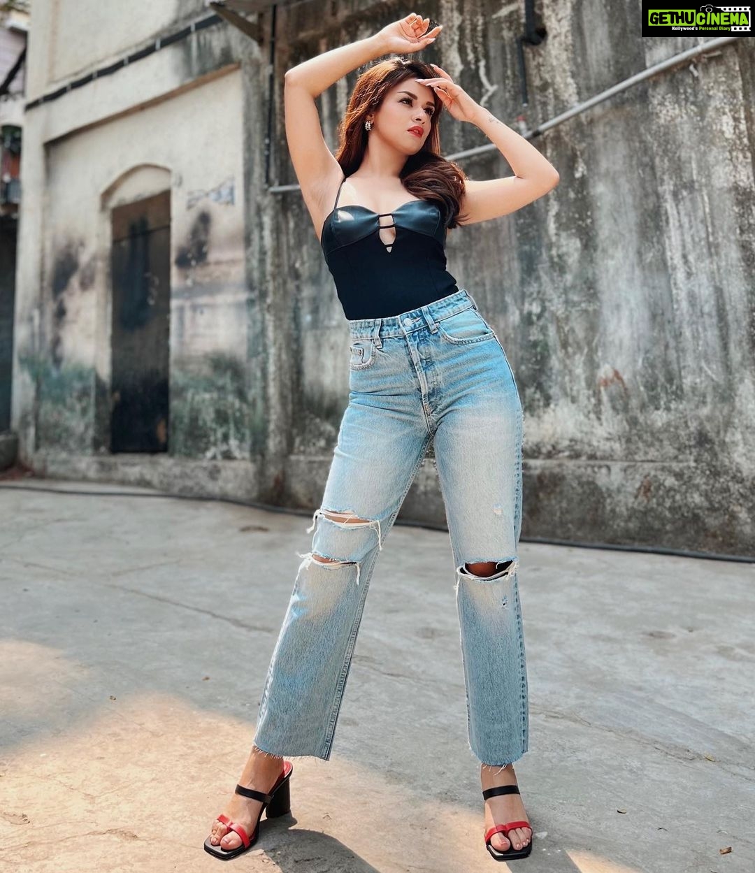 Avneet Kaur Instagram - All the drama, boy, it’s overkill.🖤⚡️ 📸- @loveleen_makeupandhair Filmistan