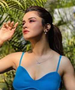 Avneet Kaur Instagram - 💙🫐🐬🌊✨

For @oppoindia 
Styled by- @sayali_vidya 
MUA- @loveleen_makeupandhair