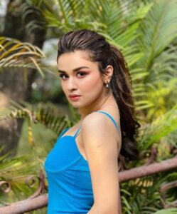 Avneet Kaur Instagram - 💙🫐🐬🌊✨

For @oppoindia 
Styled by- @sayali_vidya 
MUA- @loveleen_makeupandhair