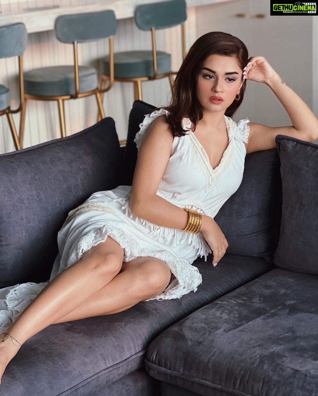 Avneet Kaur Instagram - Meet me where the falling stars live. I will wait for you day and night.🤍💫 📸- @sonianandra Home