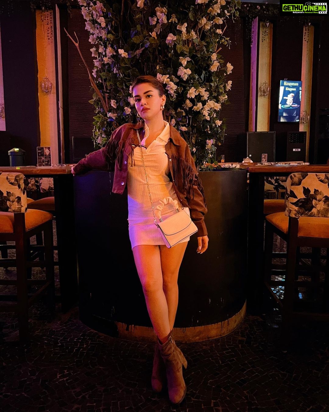 Avneet Kaur Instagram - Hands up for your colors 🤍🔥 #ootn #styledbyme Mumbai, Maharashtra