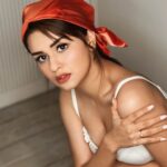 Avneet Kaur Instagram - The prettiest eyes sparkle from the inside out.❤️✨ Wearing- @ewayoung 📸- @krupalakhanii.16