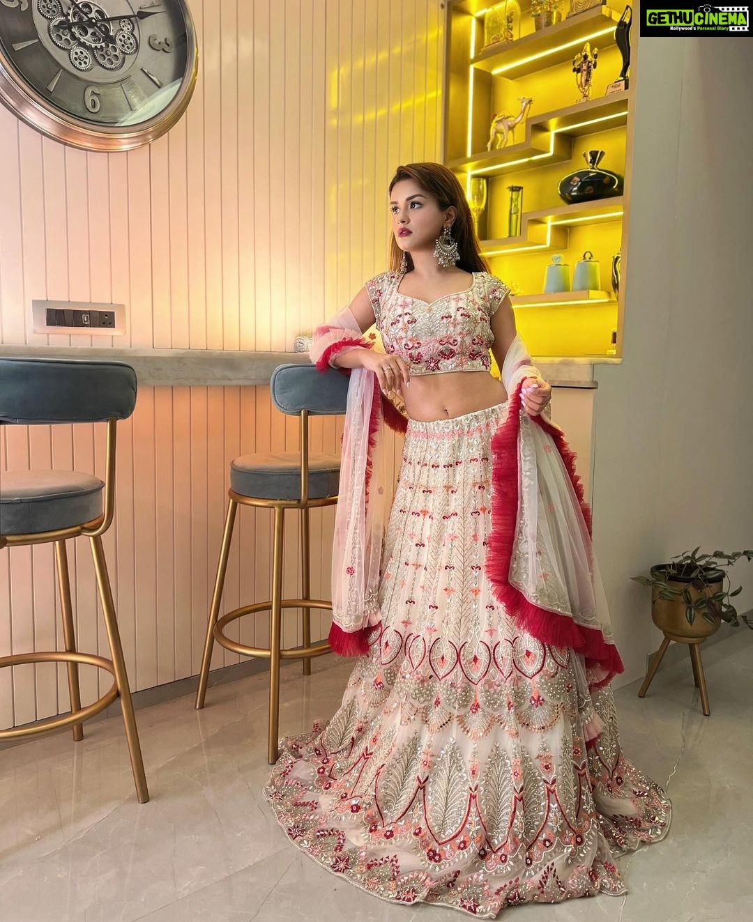 Avneet Kaur Instagram - Happy Gudi Padwa ❤️😊 Styling - @akansha.27 @tiara_gal Outfit - @seasonsmumbai 🤝 - @piyuzzzx.fashion @style_by_ruchi 📸- @sonianandra