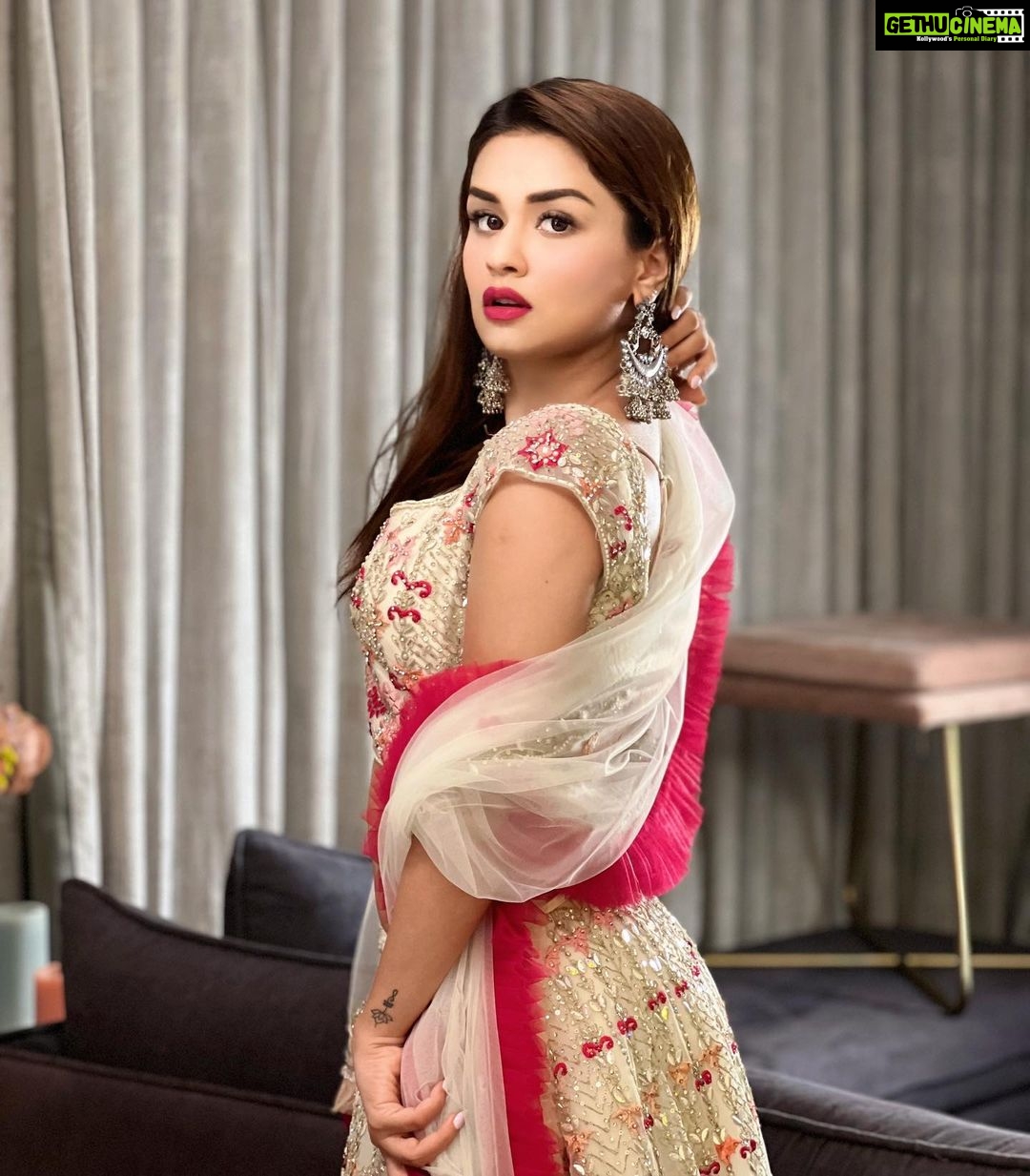 Avneet Kaur Instagram - Aankhon main teri ajab si ajab si adaein hain….❤️✨ Styling - @akansha.27 @tiara_gal Outfit - @seasonsmumbai 🤝 - @piyuzzzx.fashion @style_by_ruchi 📸- @sonianandra Mumbai, Maharashtra