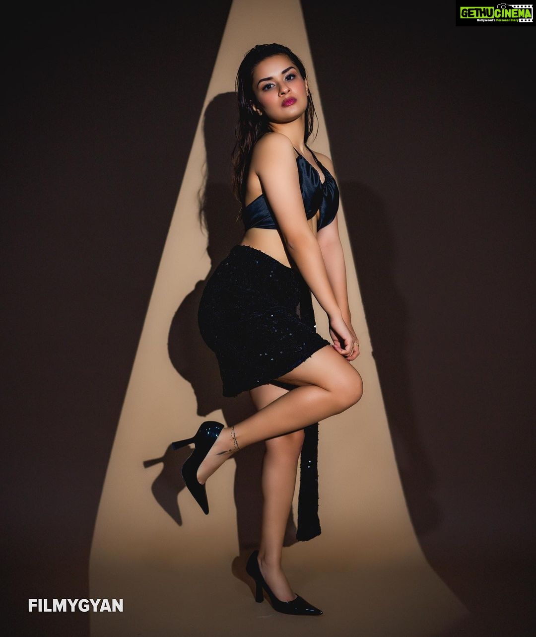 Avneet Kaur Instagram - And she would bow to no one.🖤🌟