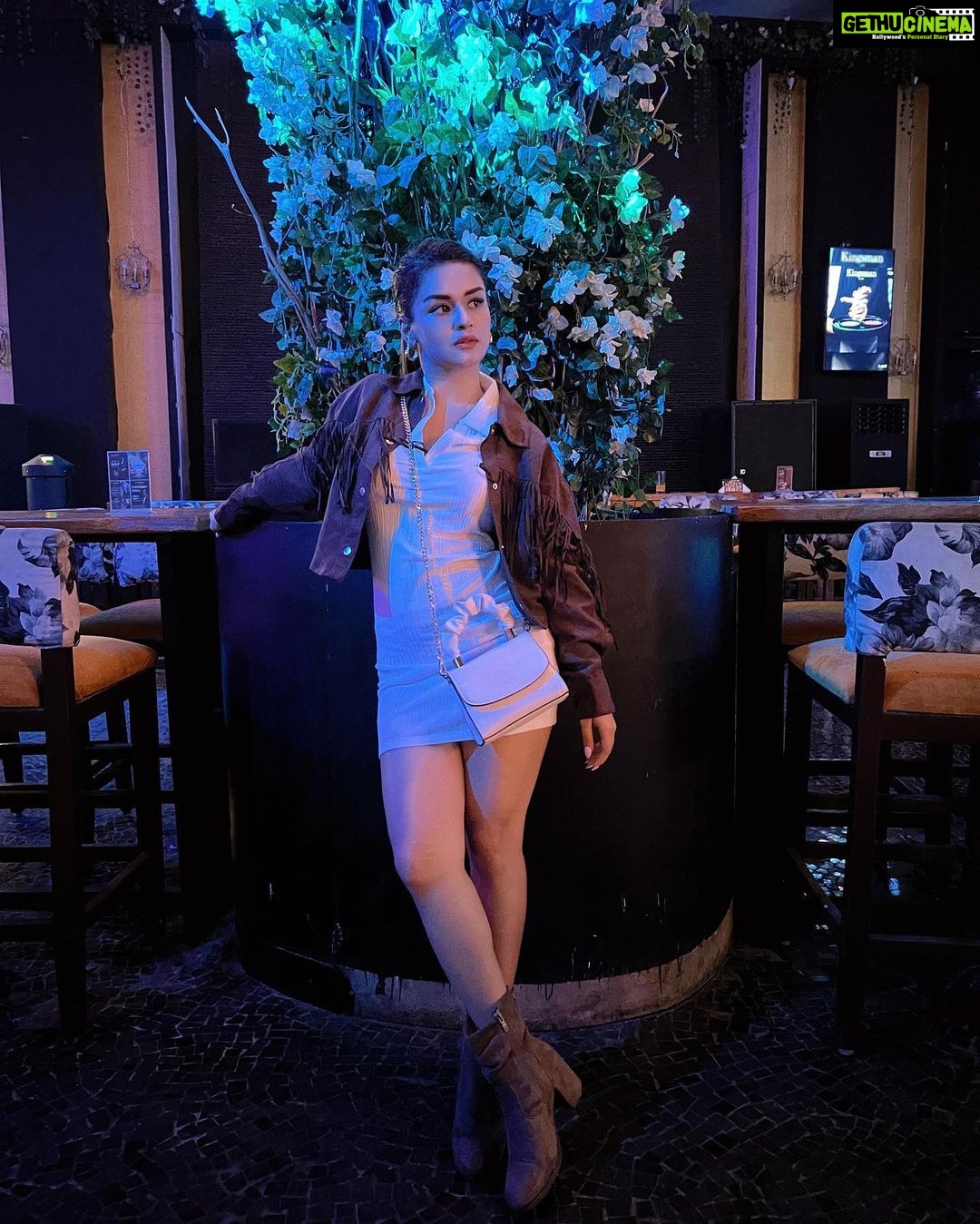 Avneet Kaur Instagram - Hands up for your colors 🤍🔥 #ootn #styledbyme Mumbai, Maharashtra