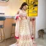 Avneet Kaur Instagram - Happy Gudi Padwa ❤️😊 Styling - @akansha.27 @tiara_gal Outfit - @seasonsmumbai 🤝 - @piyuzzzx.fashion @style_by_ruchi 📸- @sonianandra
