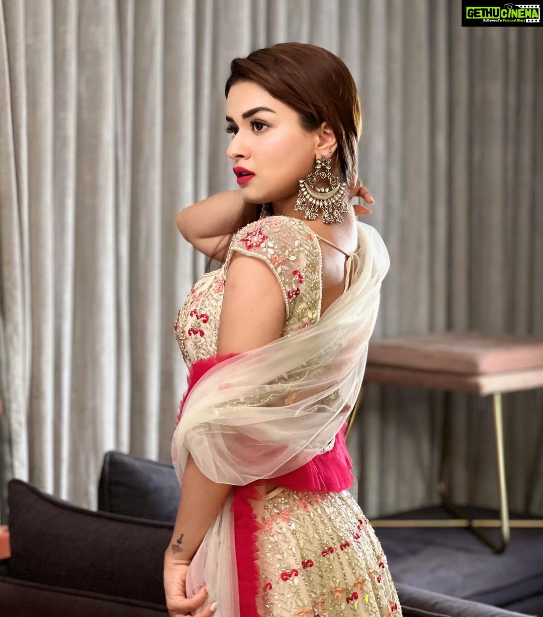 Avneet Kaur Instagram - Aankhon main teri ajab si ajab si adaein hain….❤️✨ Styling - @akansha.27 @tiara_gal Outfit - @seasonsmumbai 🤝 - @piyuzzzx.fashion @style_by_ruchi 📸- @sonianandra Mumbai, Maharashtra