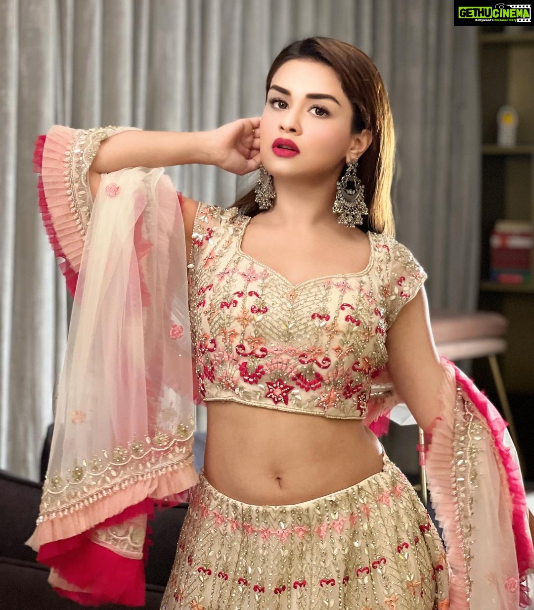 Avneet Kaur Instagram - Aankhon main teri ajab si ajab si adaein hain….❤️✨ Styling - @akansha.27 @tiara_gal Outfit - @seasonsmumbai 🤝 - @piyuzzzx.fashion @style_by_ruchi 📸- @sonianandra Mumbai, Maharashtra
