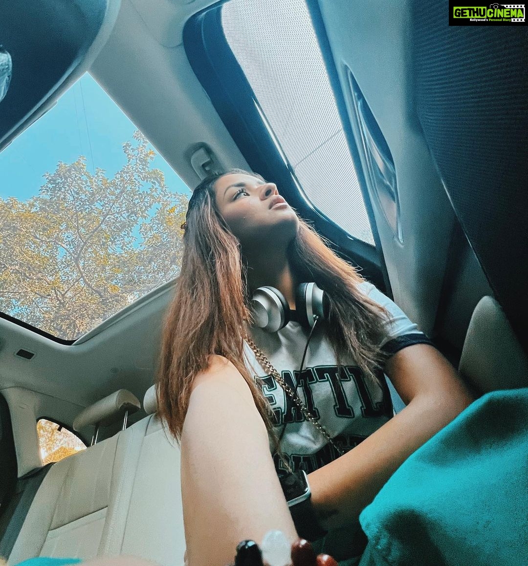 Avneet Kaur Instagram - I sneezed on the beat and the beat got sickahhhh….💚💙🎵 #musicandme #vibes #ootd Mumbai, Maharashtra