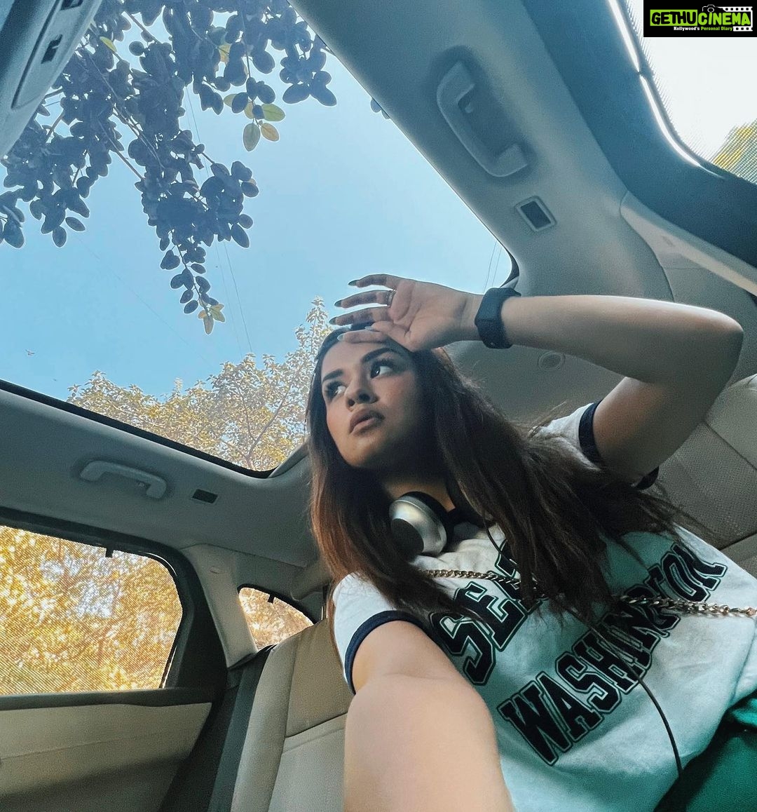 Avneet Kaur Instagram - I sneezed on the beat and the beat got sickahhhh….💚💙🎵 #musicandme #vibes #ootd Mumbai, Maharashtra