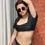 Avneet Kaur Instagram - Whatever makes you feel like the sun from inside and out chase that.🌞❤️✨ Wearing- @hersheinbox Styled by- @neelangi_johari Goa