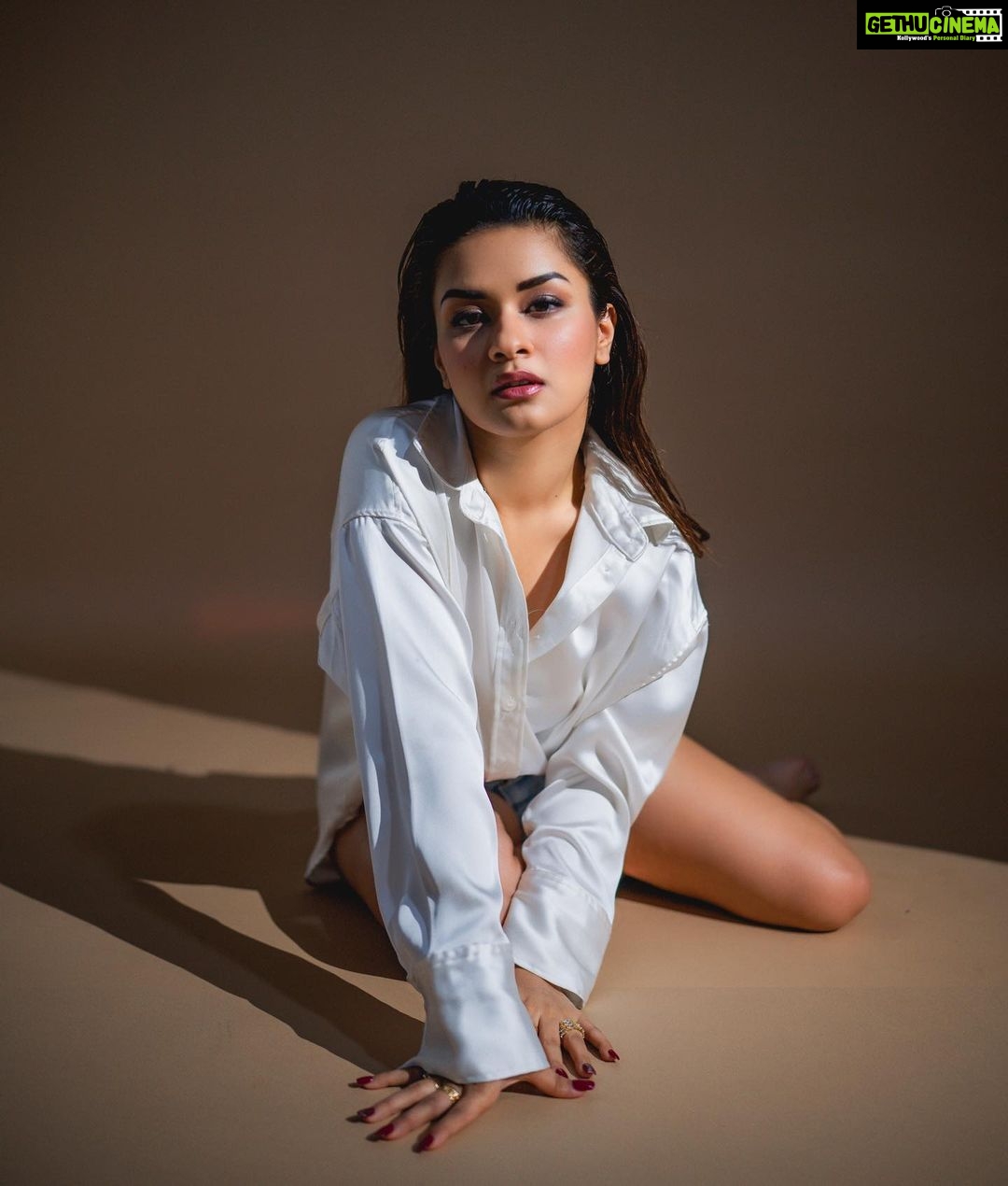 Avneet Kaur Instagram - Somethin in the way you move.⚡️
