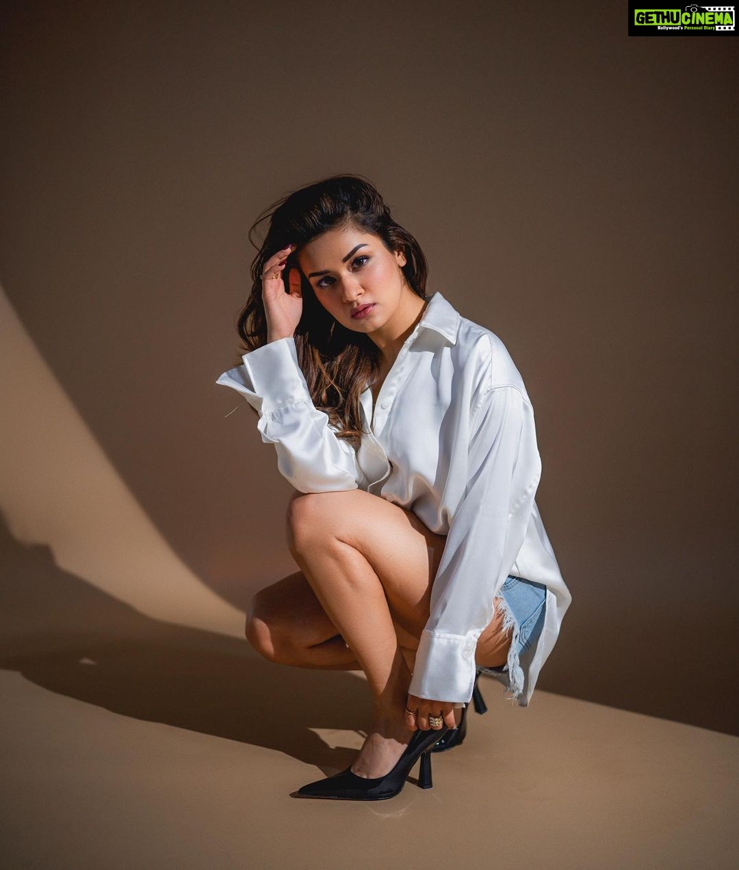 Avneet Kaur Instagram - Somethin in the way you move.⚡️