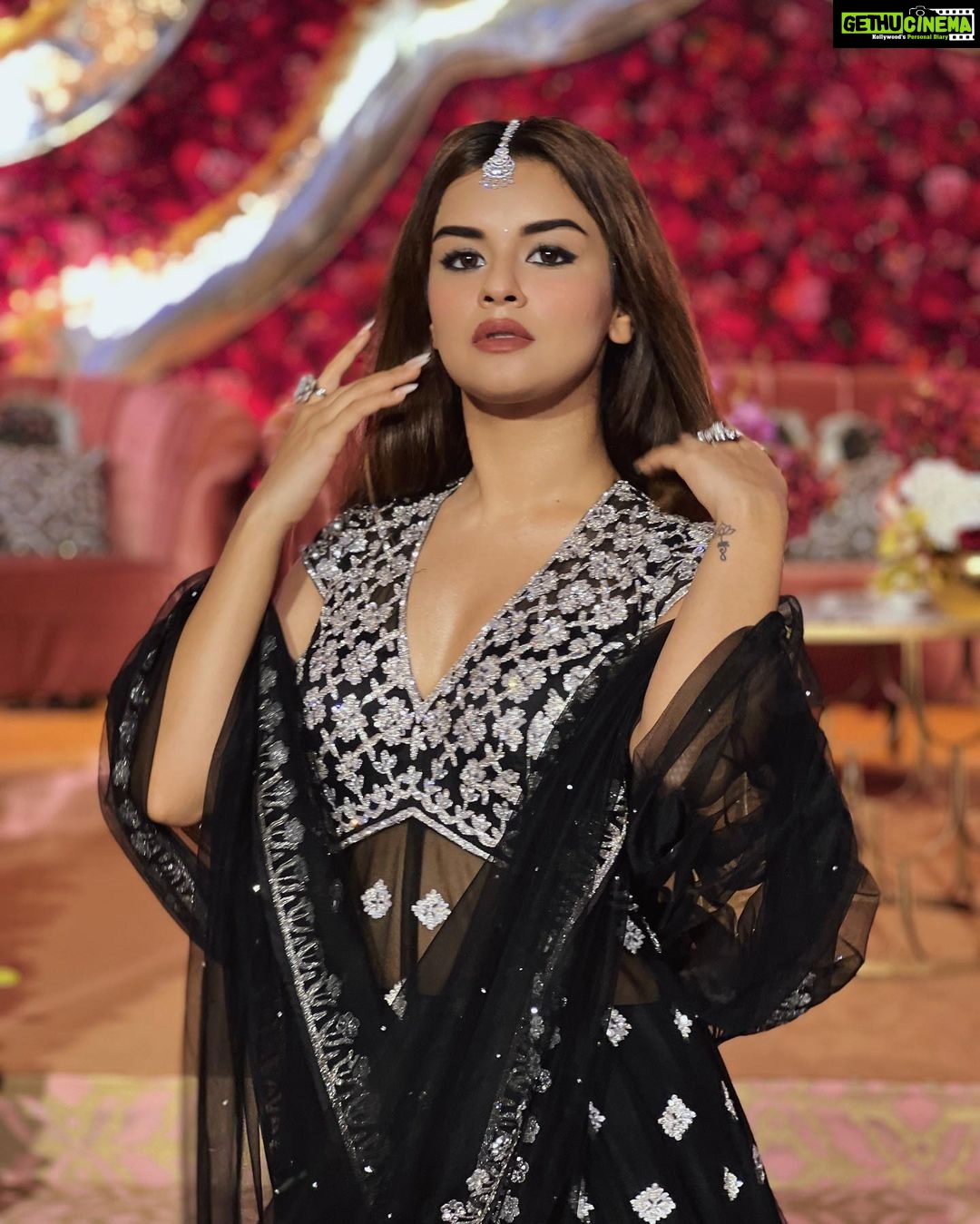 Avneet Kaur Instagram - Teri nazron ne dil ka kiya jo hasharr asar ye hua 🖤✨ Styling : @akansha.27 @tiara_gal Outfit : @seasonsmumbai Jewellery by : @shillpapuriidesignerjewellery Assisted by : @style_by_ruchi 📸- @raghav.sharma.14661 The Leela Goa