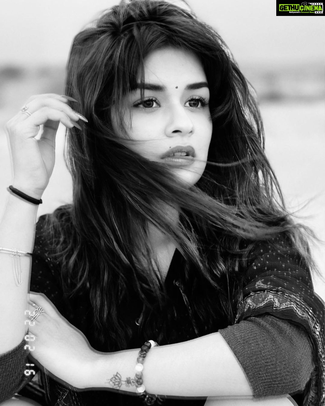 Avneet Kaur Instagram - Safar roz ka hai Aur jaana kahin bhi nahi.🖤 #moody #blackandwhite #throwback Jaisalmer