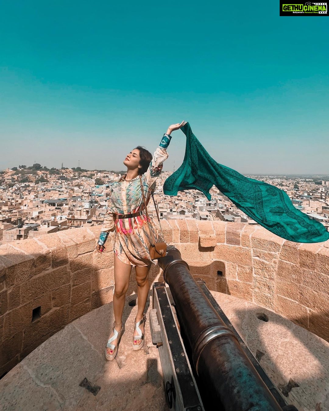 Avneet Kaur Instagram - 💙🍁 📸- @sonianandra Jaisalmer Fort