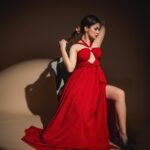 Avneet Kaur Instagram - To become a queen, You have to give up Playing the princess.♥️ Styling : @tiara_gal @akansha.27 Outfit : @majesticbyjapnah Assisted by : @style_by_ruchi 📸- @assd_khan