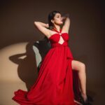 Avneet Kaur Instagram - To become a queen, You have to give up Playing the princess.♥️ Styling : @tiara_gal @akansha.27 Outfit : @majesticbyjapnah Assisted by : @style_by_ruchi 📸- @assd_khan
