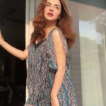 Avneet Kaur Instagram - Golden hour.💙✨🖤💫🌅 Styled by : @Akansha.27 @tiara_gal Outfit by : @sorayabymalvika assisted by : @akritipeerless @_styleby_k The Leela Goa