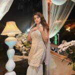 Avneet Kaur Instagram - Yeh teri chaand baaliyaan 🤍 Styling : @tiara_gal @akansha.27 Outfit : @nitikagujralofficial Jewellery : @shillpapuriidesignerjewellery Assisted : @style_by_ruchi The Leela Goa