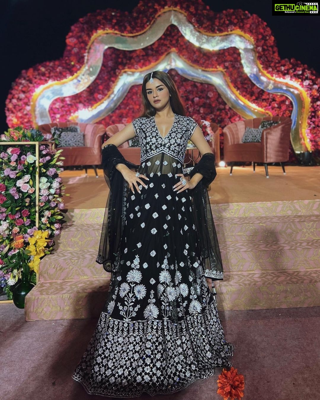 Avneet Kaur Instagram - Teri nazron ne dil ka kiya jo hasharr asar ye hua 🖤✨ Styling : @akansha.27 @tiara_gal Outfit : @seasonsmumbai Jewellery by : @shillpapuriidesignerjewellery Assisted by : @style_by_ruchi 📸- @raghav.sharma.14661 The Leela Goa