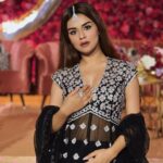 Avneet Kaur Instagram - Teri nazron ne dil ka kiya jo hasharr asar ye hua 🖤✨ Styling : @akansha.27 @tiara_gal Outfit : @seasonsmumbai Jewellery by : @shillpapuriidesignerjewellery Assisted by : @style_by_ruchi 📸- @raghav.sharma.14661 The Leela Goa