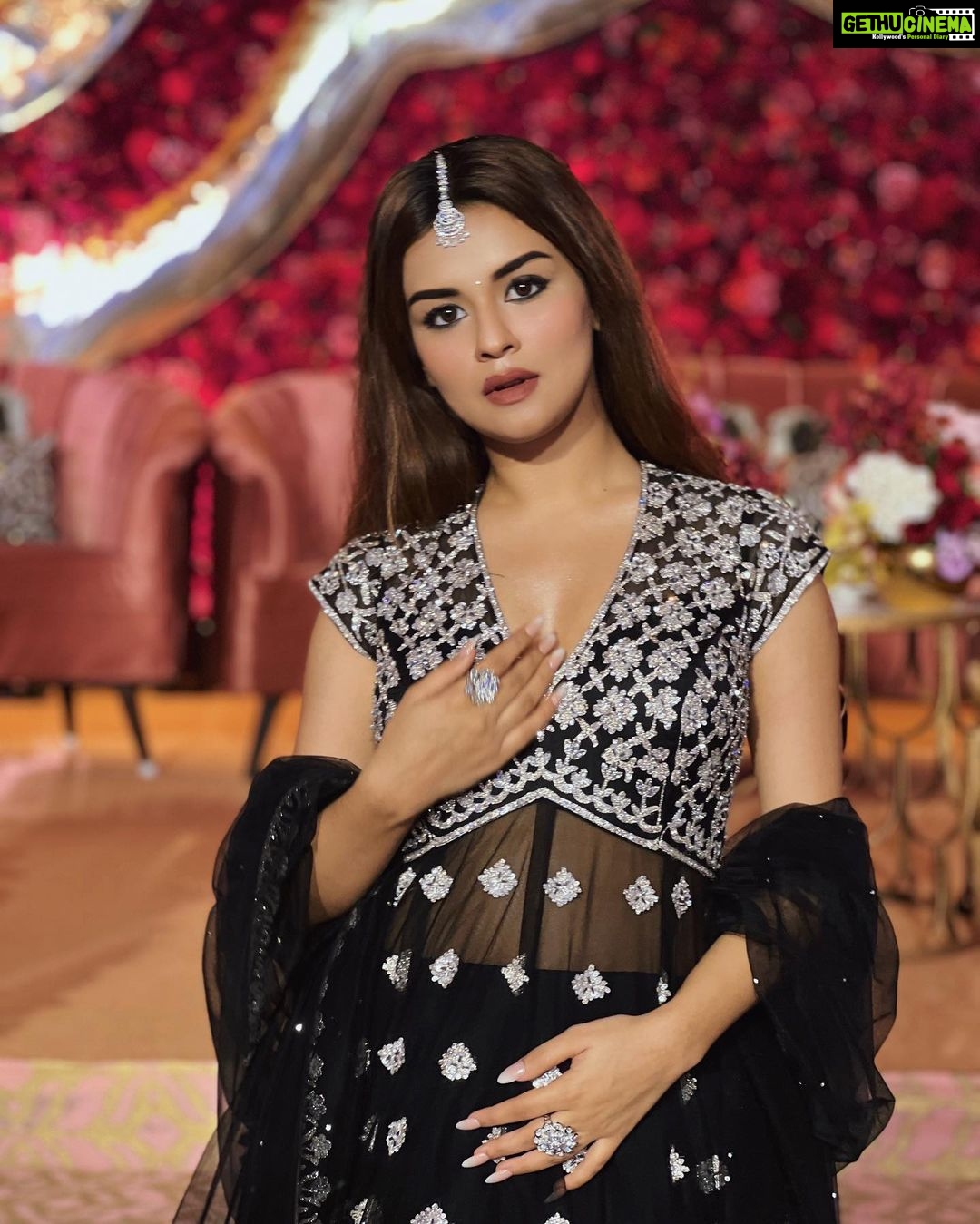 Avneet Kaur Instagram - Teri nazron ne dil ka kiya jo hasharr asar ye hua 🖤✨ Styling : @akansha.27 @tiara_gal Outfit : @seasonsmumbai Jewellery by : @shillpapuriidesignerjewellery Assisted by : @style_by_ruchi 📸- @raghav.sharma.14661 The Leela Goa